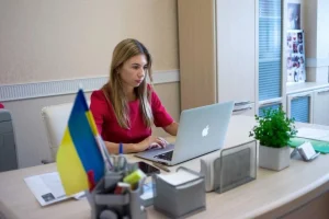Скільки платять жінкам у сферах, де вони працюють найчастіше